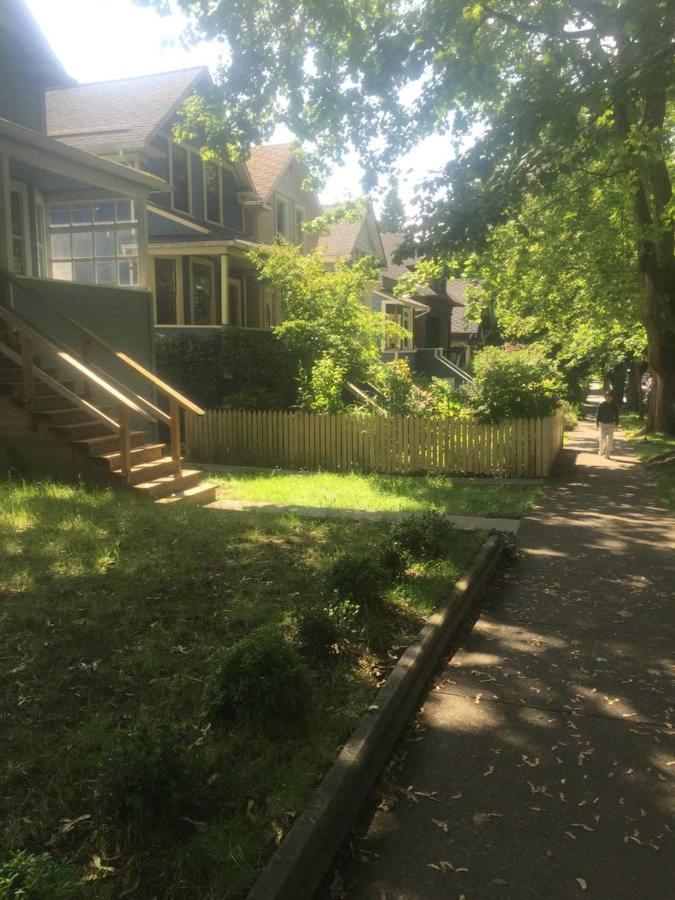 Quiet-Comfy 3 Bedroom Home On A Tree Lined Street In Kits Vancouver Exterior photo
